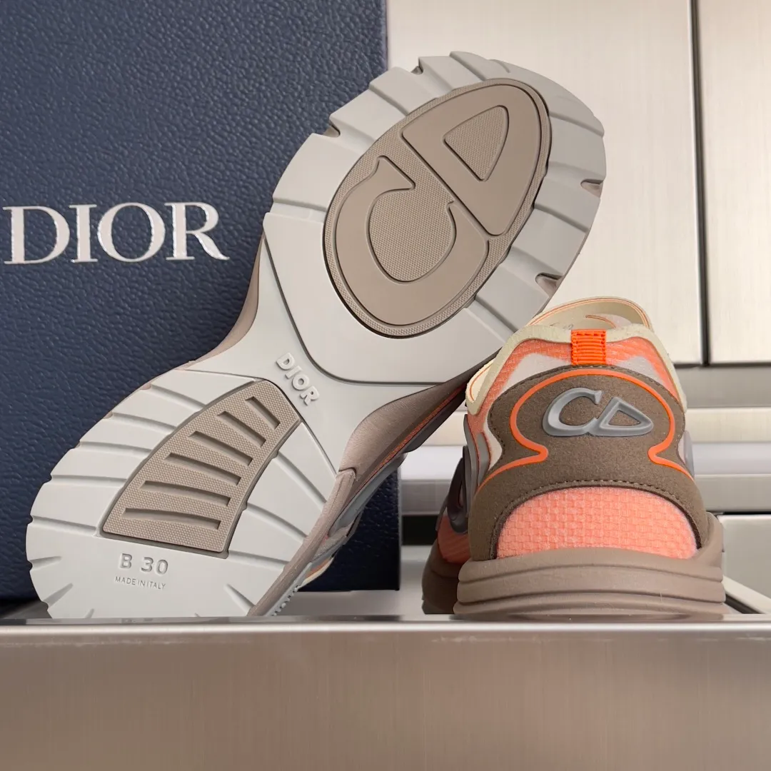 [DIOR] P: 560💰 Men's 39-44 (customized at 45.46) Dior Dior B30 series Countdown technology sneakers casual dad shoes This B30 Countdown technology sneaker is a new product in the 2026 spring men's wear series. The sports silhouette combines high-end logos and technological performance, making it unique. Lightweight and comfortable, it's inspired by modern running and crafted from materials like white and gray N30 nylon, a breathable technical fabric with multiple layers of translucence. Decorated with navy blue injection molded rubber panels and a graphic reinterpretation of the CD30 logo to enhance the style. Rubber Dior B30 and CD30 logos on the tongue and backside. The textured-effect sole is made from elastic rubber and foam and features classic details for ideal comfort. Can be matched with sportswear and casual outfits to create a sophisticated look. Exquisite packaging at the delivery counter 🛍📦 ▪️Fabric: original customized technical fabric + mesh ▪️Inner lining: customized breathable lining ▪️Outsole: original molded IP foam + TPU outsole ▪️Insole thickness: 3.5CM